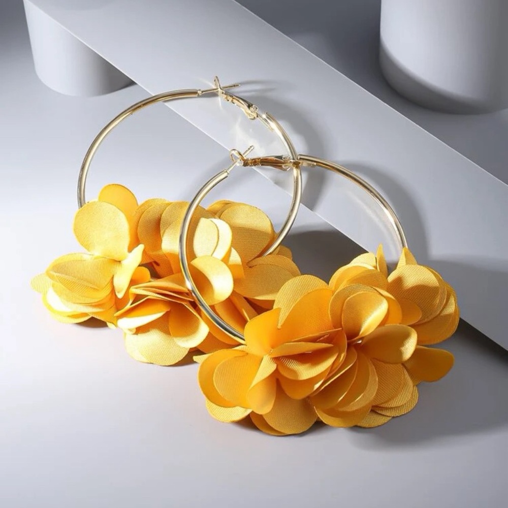 Fun yellow floral earrings.